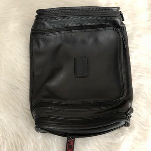 Tumi Bags - Tumi Menβs Leather Travel Case Tumi Bags - Tumi Menβs Leather Travel Case
